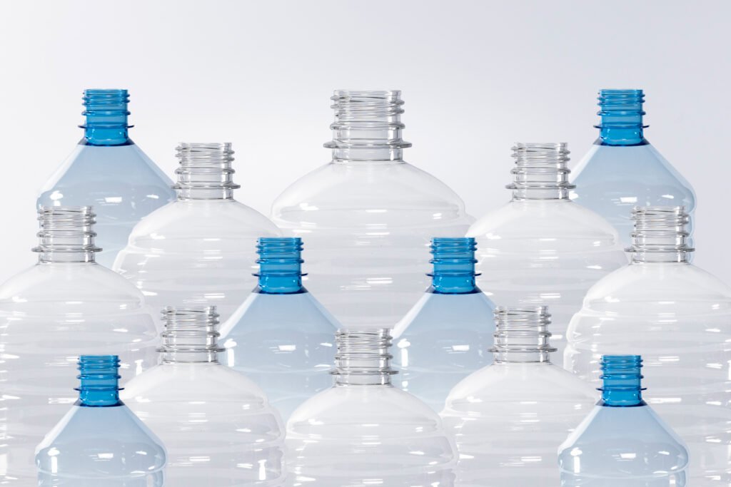 Comparación visual entre botella PET y HDPE para bebidas